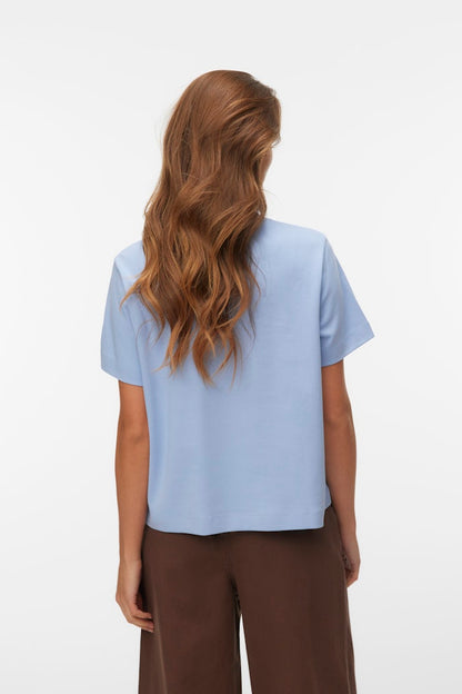 Πίσω όψη σε γυναικείο t-shirt VERO MODA γαλάζιο με καθαρή γραμμή και κοντό μανίκι
