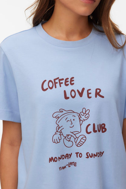Λεπτομέρεια σε t-shirt VERO MODA με coffee lover print και γραφικό σχέδιο μπροστά
