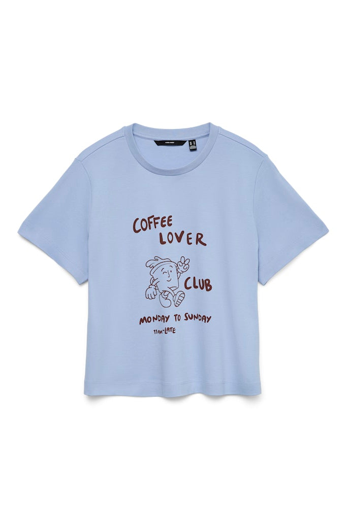 Γυναικείο t-shirt VERO MODA γαλάζιο με coffee lover στάμπα σε ίσια γραμμή και κοντό μανίκι
