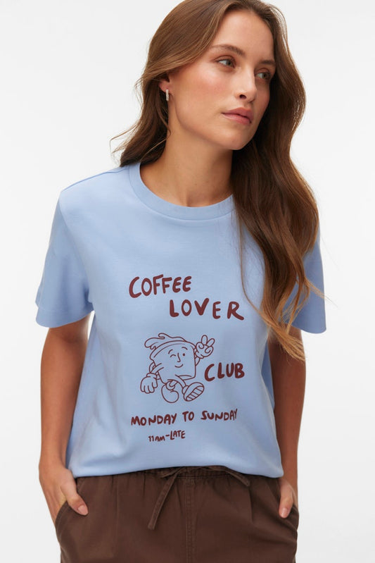Γυναικείο t-shirt VERO MODA με coffee lover τύπωμα σε χαλαρή εφαρμογή πάνω σε μοντέλο
