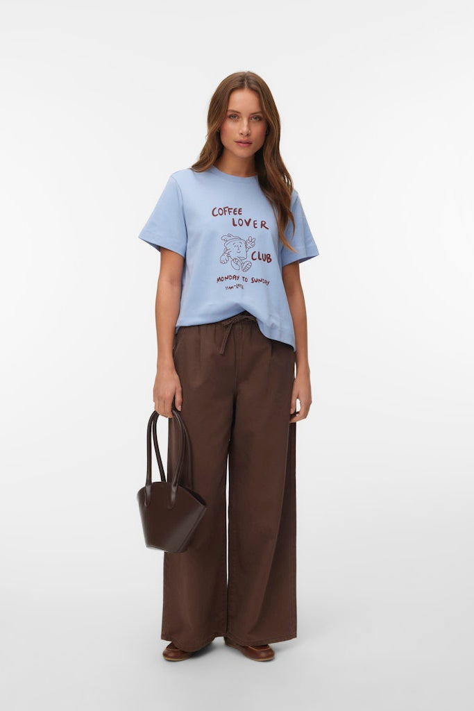 Γυναικείο t-shirt VERO MODA γαλάζιο με coffee lover print σε ολοκληρωμένο casual outfit με καφέ παντελόνι
