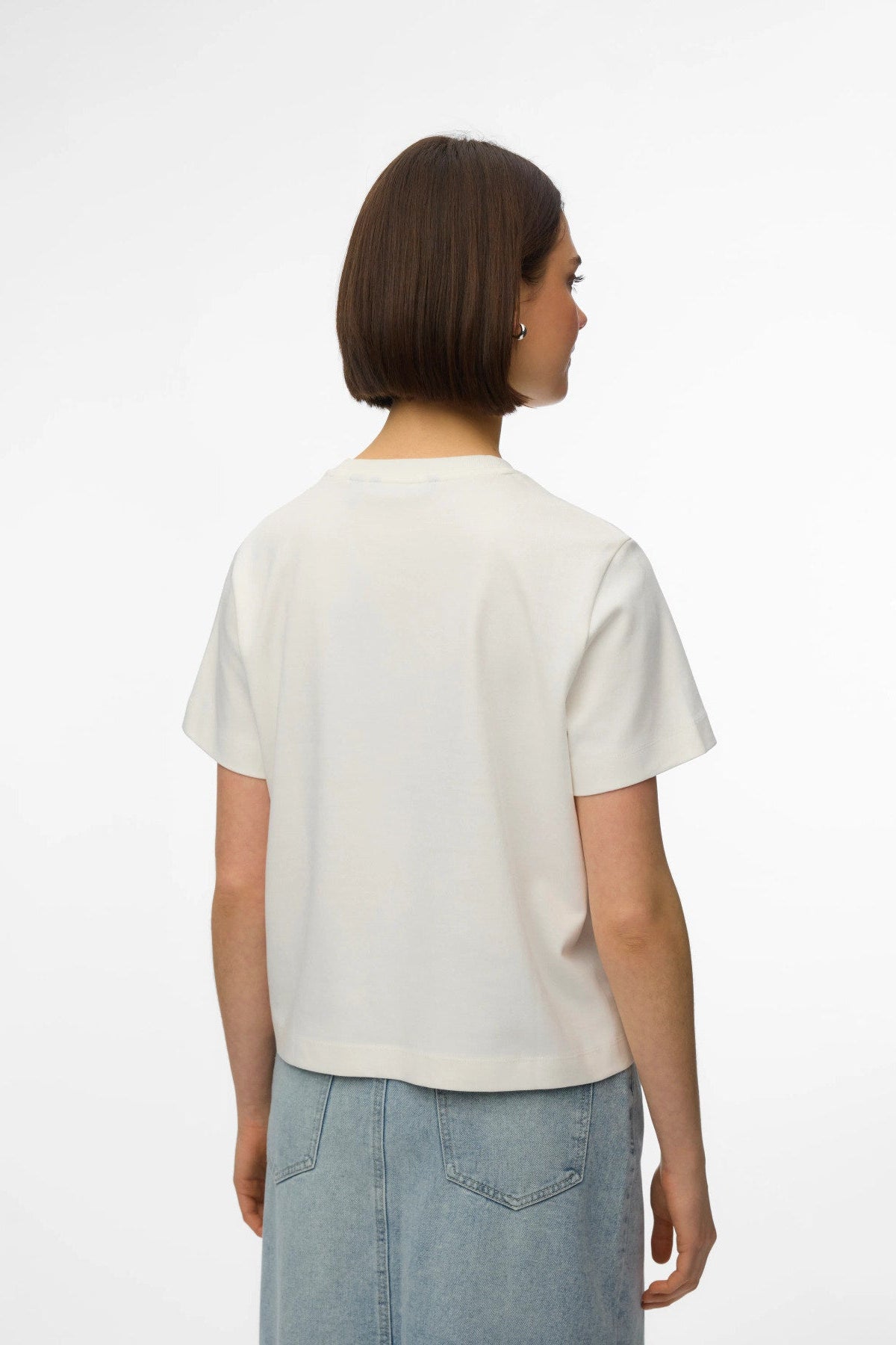 λευκό t-shirt Vero Moda πλάτη σε μοντέλο
