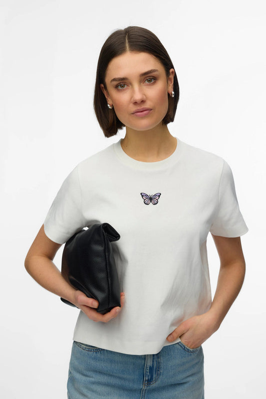 λευκό t-shirt Vero Moda με μικρό butterfly print στο στήθος σε look με jeans μπροστινή όψη
