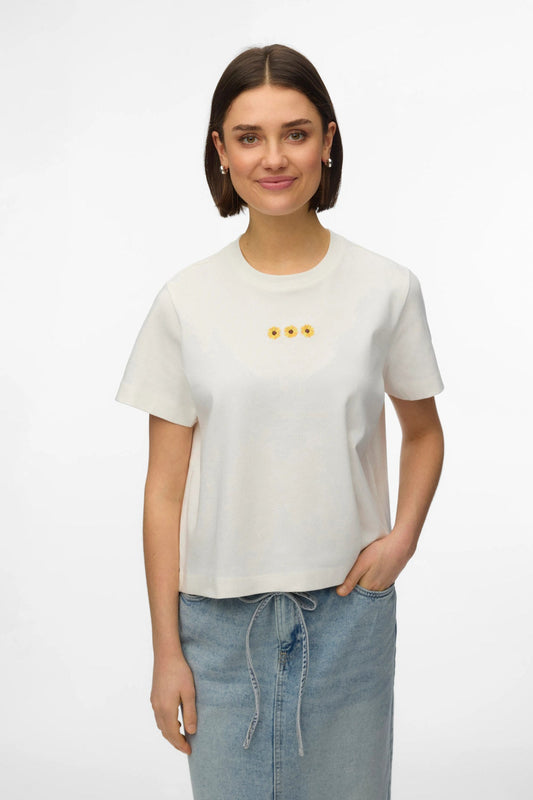 λευκό t-shirt Vero Moda με sunflower print σε μοντέλο μπροστινή όψη
