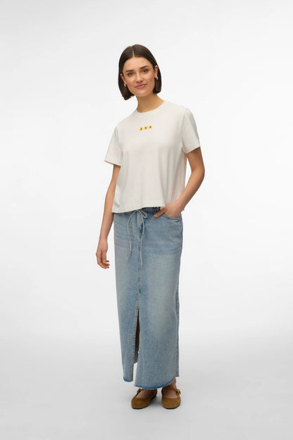 ALT TEXT:
λευκό t-shirt Vero Moda με sunflower print σε μοντέλο full body με denim maxi φούστα
