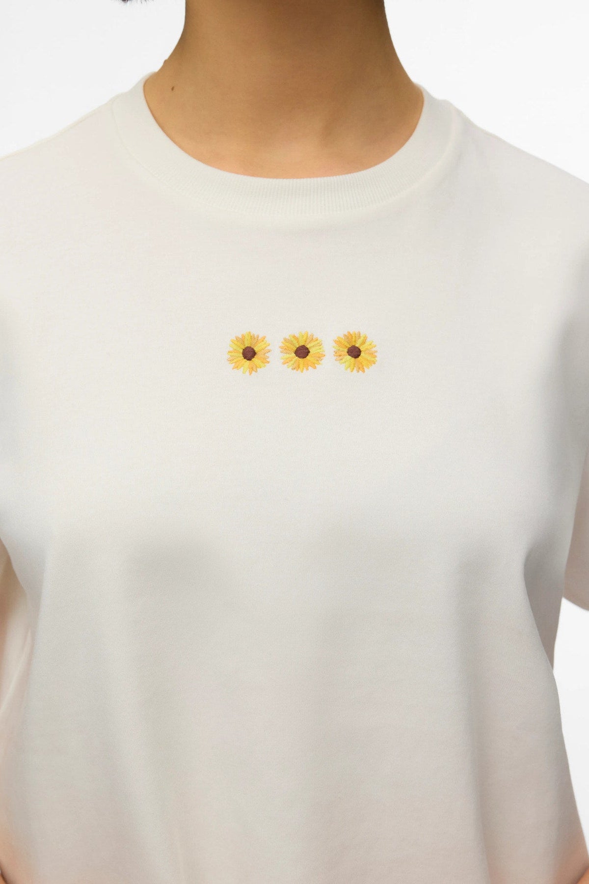 λευκό t-shirt με sunflower print λεπτομέρεια στο στήθος
