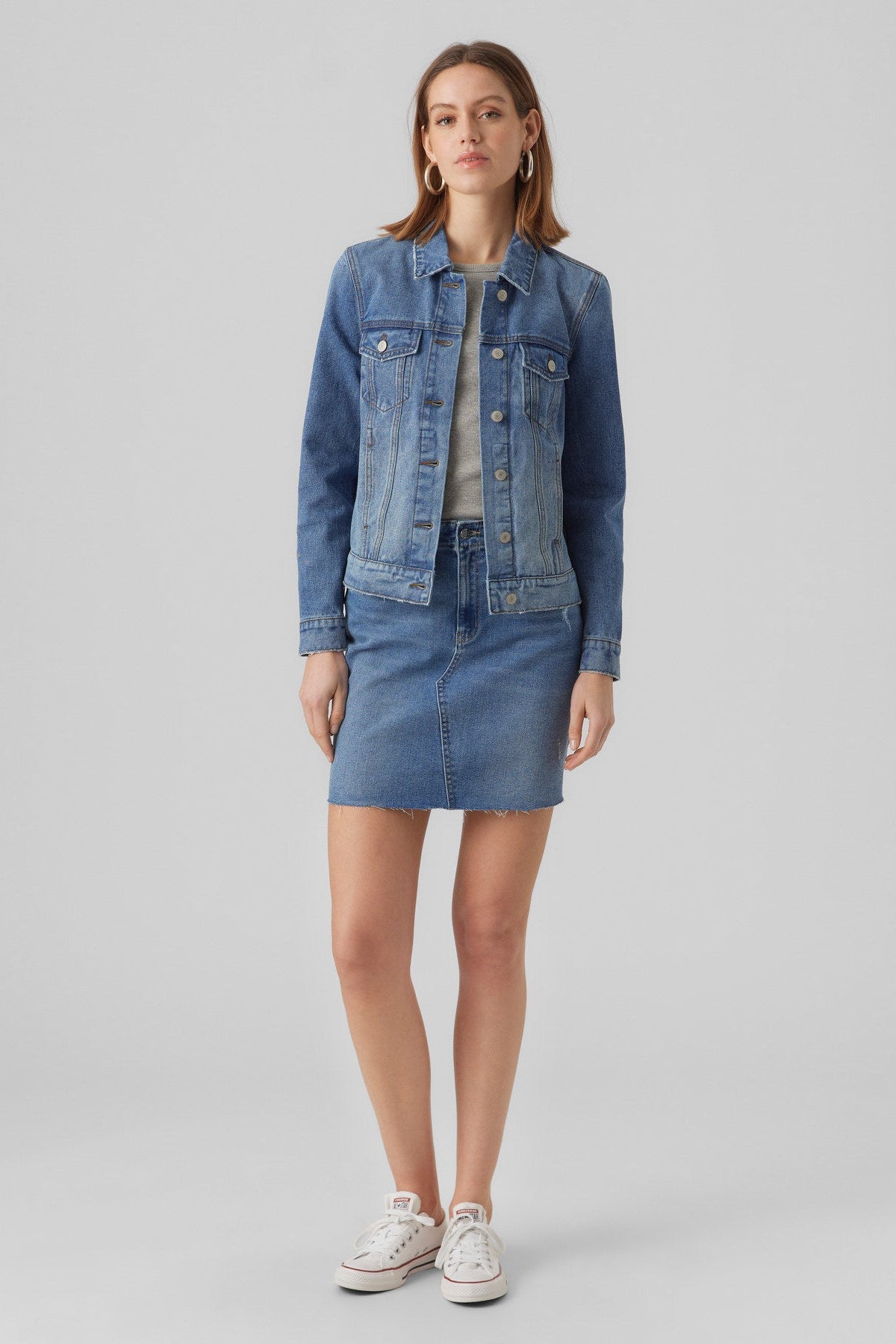 VERO MODA τζιν μπουφάν κλασσική γραμμή medium blue denim - full body μπροστά
