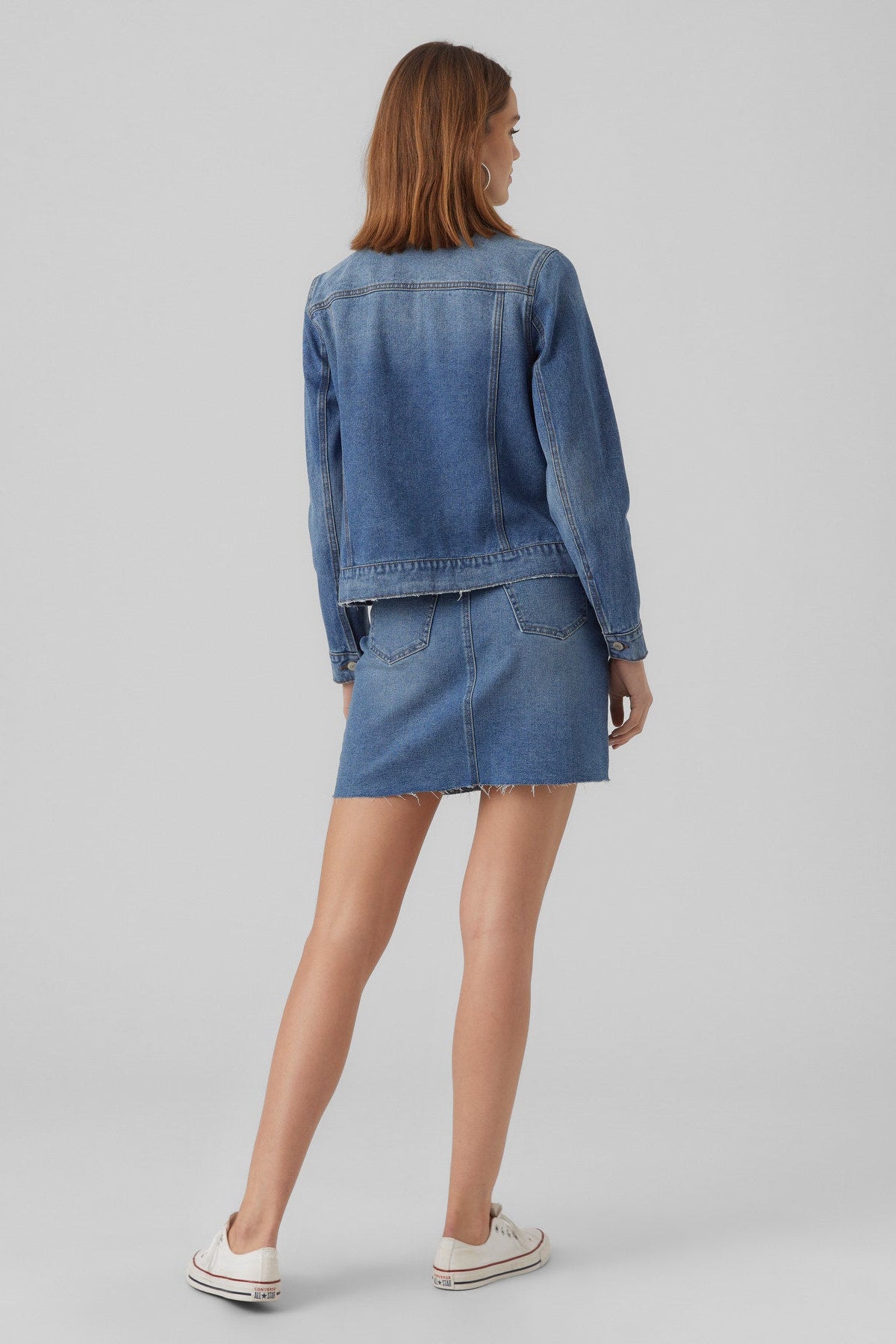 VERO MODA τζιν μπουφάν κλασσική γραμμή medium blue denim - πίσω όψη full body