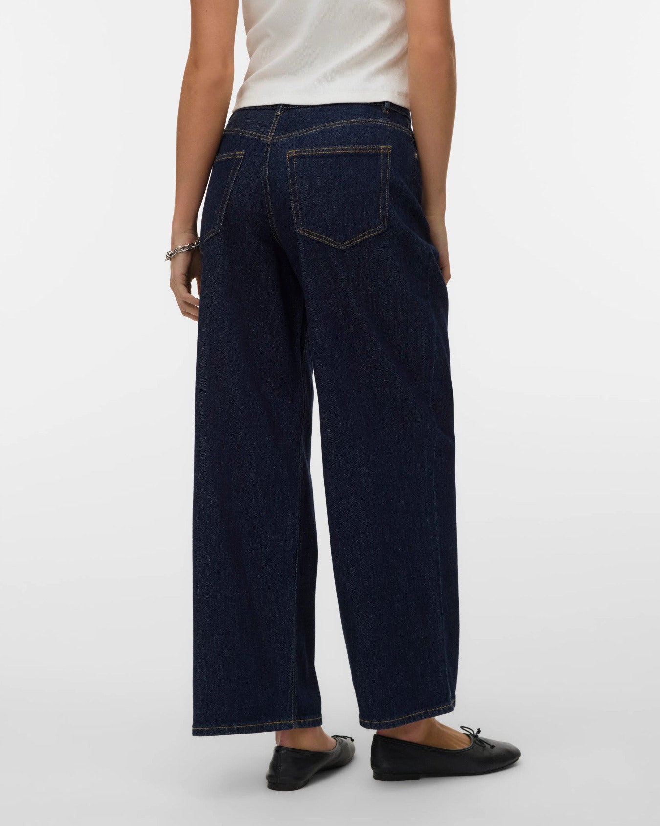 Γυναικείο tapered τζιν Vero Moda σκούρο μπλε denim, πίσω όψη από μέση και κάτω
