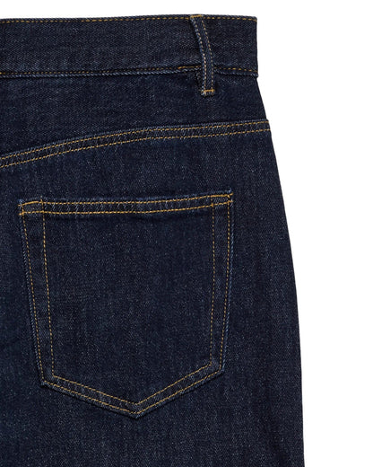 Λεπτομέρεια πίσω τσέπης γυναικείου tapered τζιν Vero Moda σκούρο μπλε denim
