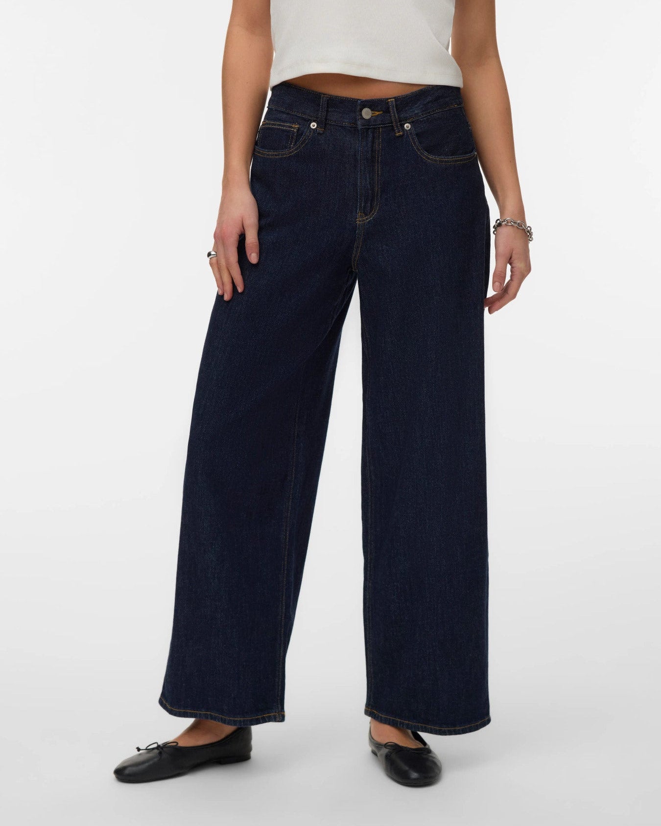 Γυναικείο tapered τζιν Vero Moda σκούρο μπλε denim, μπροστινή όψη από μέση και κάτω
