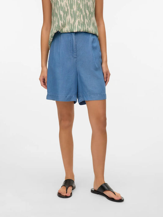 VERO MODA γυναικεία βερμούδα ψηλόμεση με χαλαρή εφαρμογή, μπροστινή όψη που αναδεικνύει το κούμπωμα με κουμπί και φερμουάρ