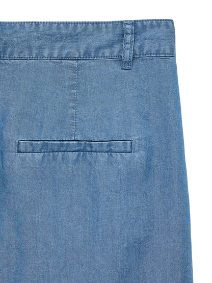 Κοντινή λήψη της πίσω τσέπης της VERO MODA γυναικείας βερμούδας με τις διακοσμητικές ραφές και τις λεπτομέρειες σχεδιασμού