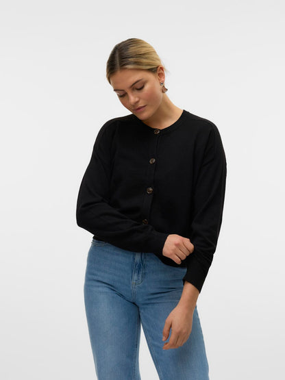 Γυναικεία μαύρη πλεκτή ζακέτα VERO MODA με ανάλαφρη πλέξη και κανονική εφαρμογή, μπροστινή όψη