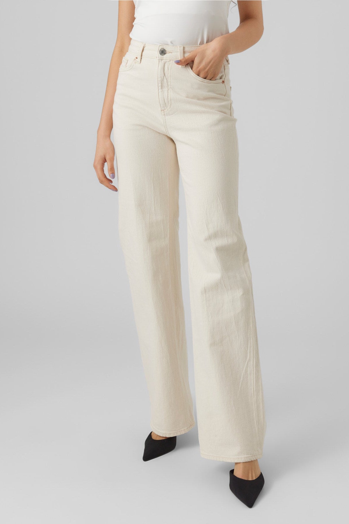 Γυναικείο τζιν παντελόνι εκρού vero moda wide fit μπροστινή όψη