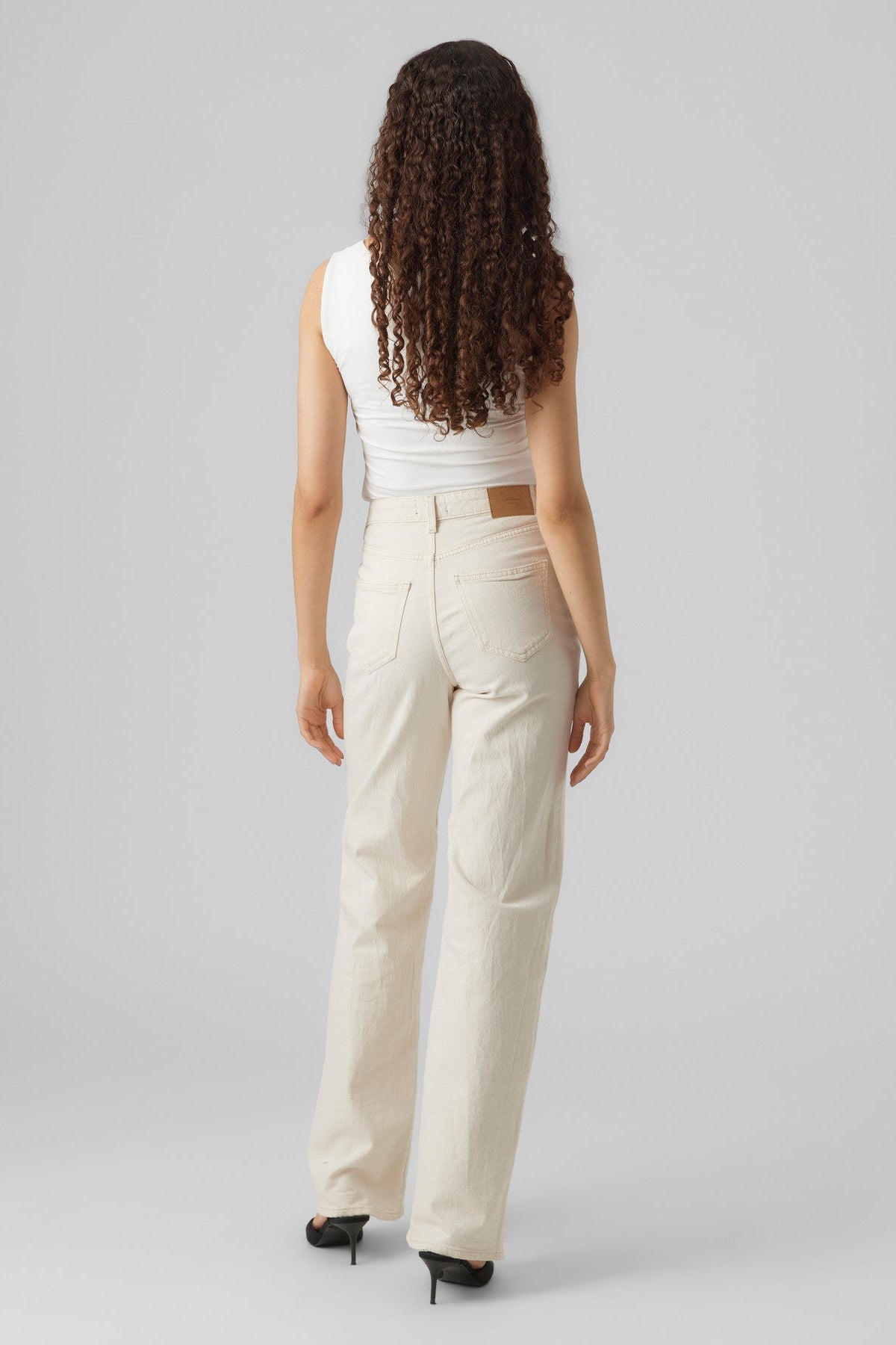 Γυναικείο τζιν παντελόνι εκρού vero moda wide fit ολόσωμη λήψη σε μοντέλο πίσω όψη