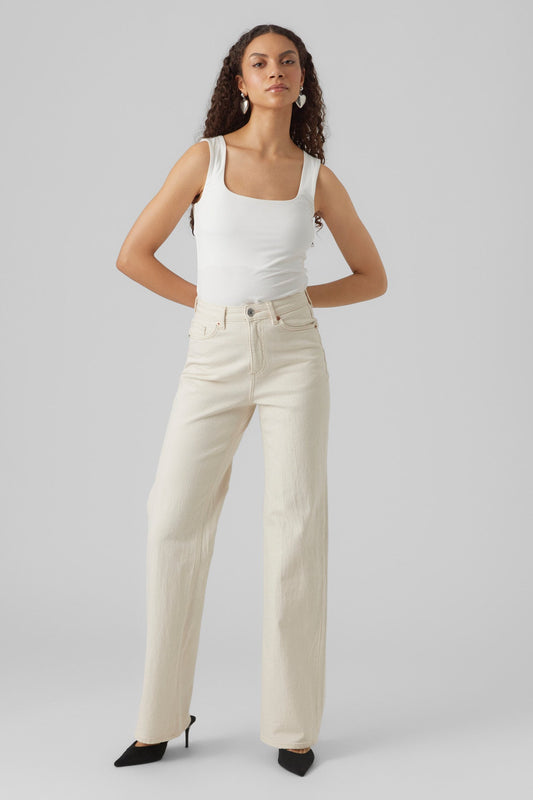 Γυναικείο τζιν παντελόνι εκρού vero moda wide fit μοντέλο με outfit ολόσωμη λήψη μπροστά