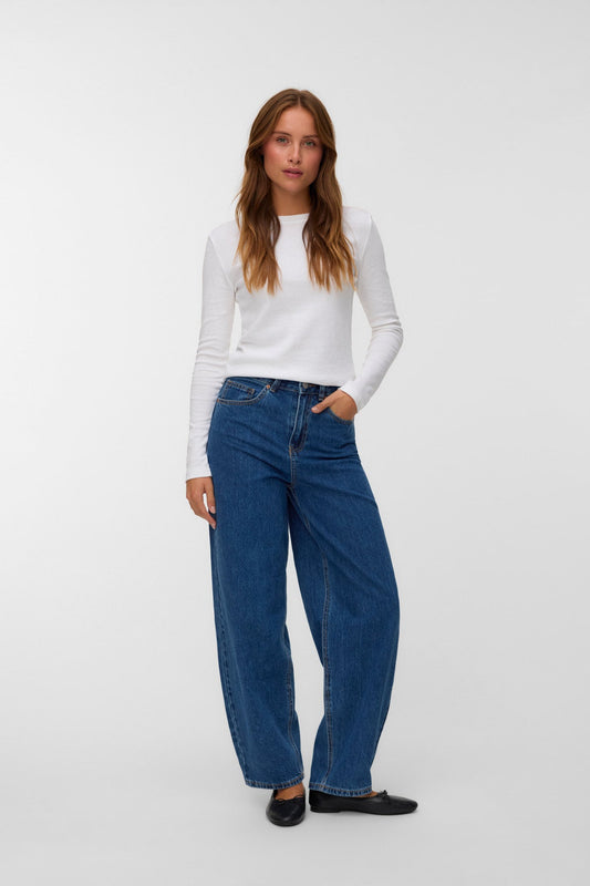 Γυναικείο τζιν παντελόνι barrel fit της vero moda σε απόχρωση medium blue, μπροστινή όψη μοντέλο ολόσωμη λήψη