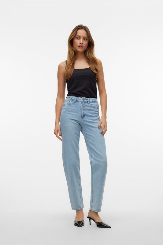 Vero moda mom fit jean παντελόνι μπροστινή όψη ολόσωμη εμφάνιση μοντέλου