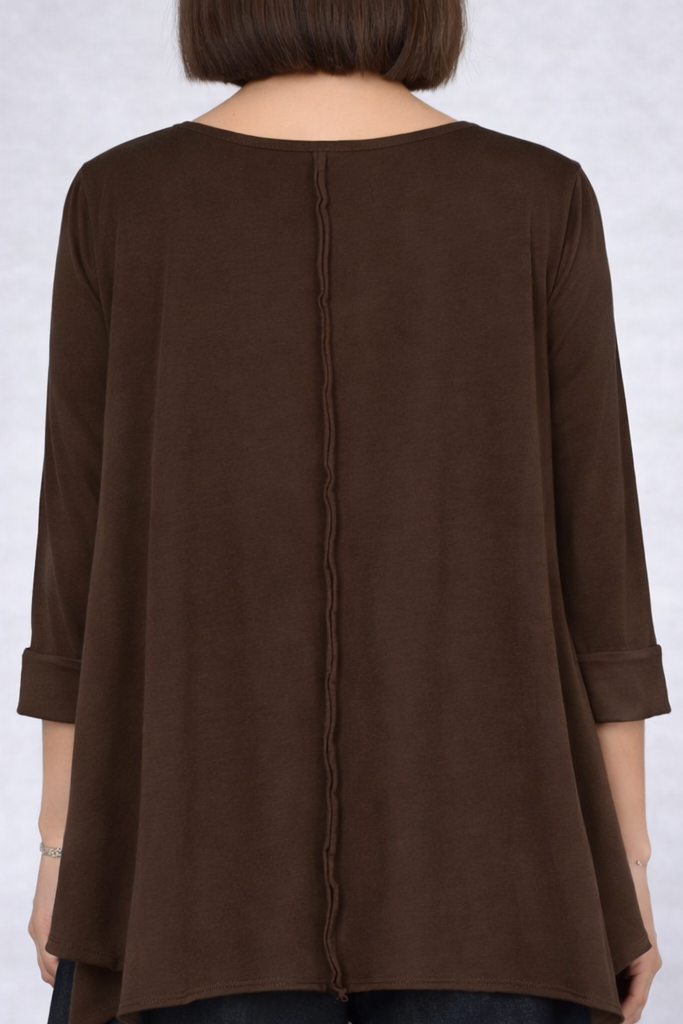 Wendy Trendy Γυναικεία ασύμμετρη μπλούζα από βαμβακερό ύφασμα σε καφέ χρώμα με πλαϊνά ανοίγματα και διακοσμητική ραφή στην πίσω όψη 