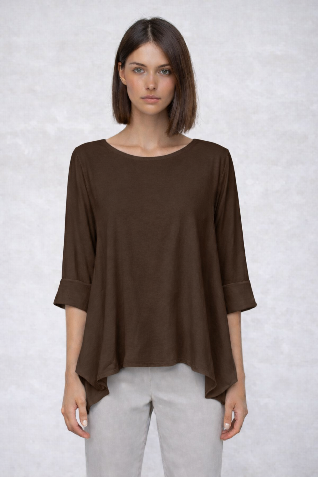 Wendy Trendy Γυναικεία ασύμμετρη μπλούζα από βαμβακερό ύφασμα σε καφέ χρώμα με πλαϊνά ανοίγματα μπροστινή όψη