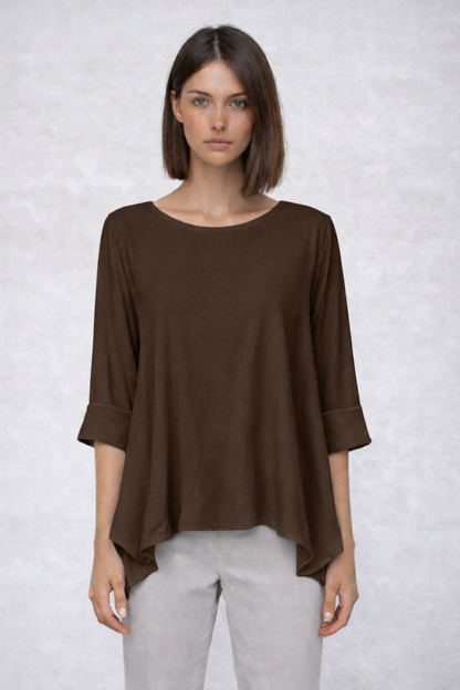 Wendy Trendy Γυναικεία ασύμμετρη μπλούζα από βαμβακερό ύφασμα σε καφέ χρώμα με πλαϊνά ανοίγματα μπροστινή όψη