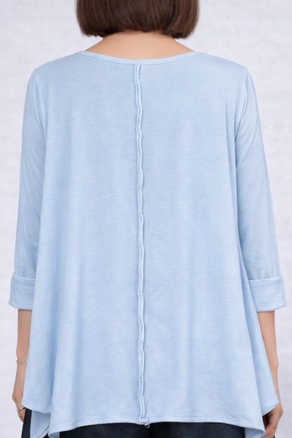 Wendy Trendy Γυναικεία ασύμμετρη μπλούζα από βαμβακερό ύφασμα σε γαλάζιο χρώμα με πλαϊνά ανοίγματα  πίσω όψη με χαρακτηριστική διακοσμητική εξωτερική ραφή