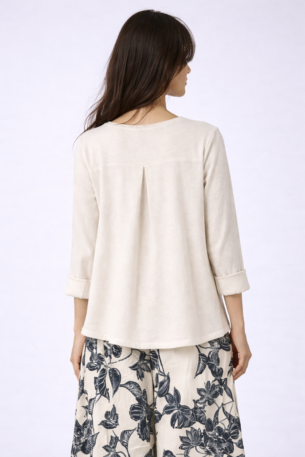 Wendy Trendy Γυναικεία ασύμμετρη μπλούζα από βαμβακερό ύφασμα σε μπεζ χρώμα με κουφόπιετα στη μέση της πλάτης πίσω όψη