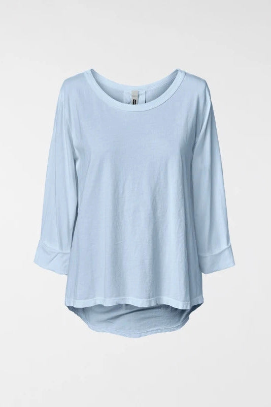 Wendy Trendy  Γυναικεία ασύμμετρη μπλούζα από βαμβακερό ύφασμα σε γαλάζιο χρώμα με κουφόπιετα στη μέση της πλάτης