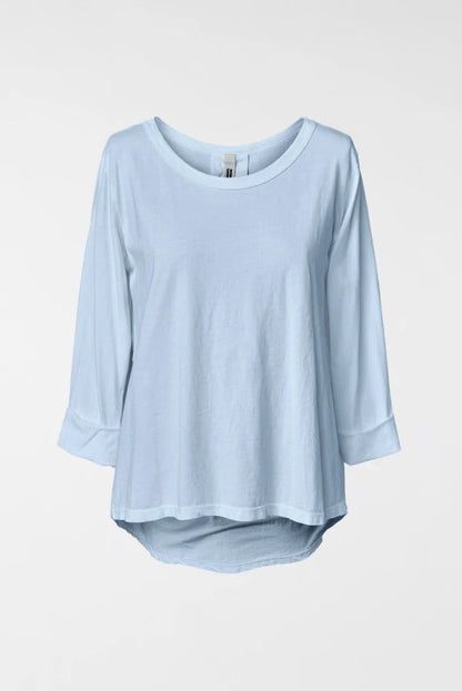 Wendy Trendy  Γυναικεία ασύμμετρη μπλούζα από βαμβακερό ύφασμα σε γαλάζιο χρώμα με κουφόπιετα στη μέση της πλάτης