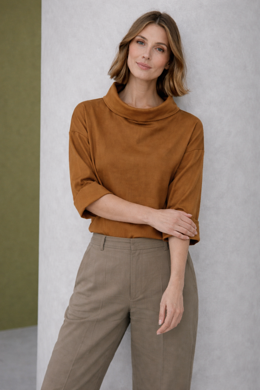 Wendy Trendy μπλούζα ποντοστόφα αναδιπλούμενος γιακάς σε camel χρώμα, full  body