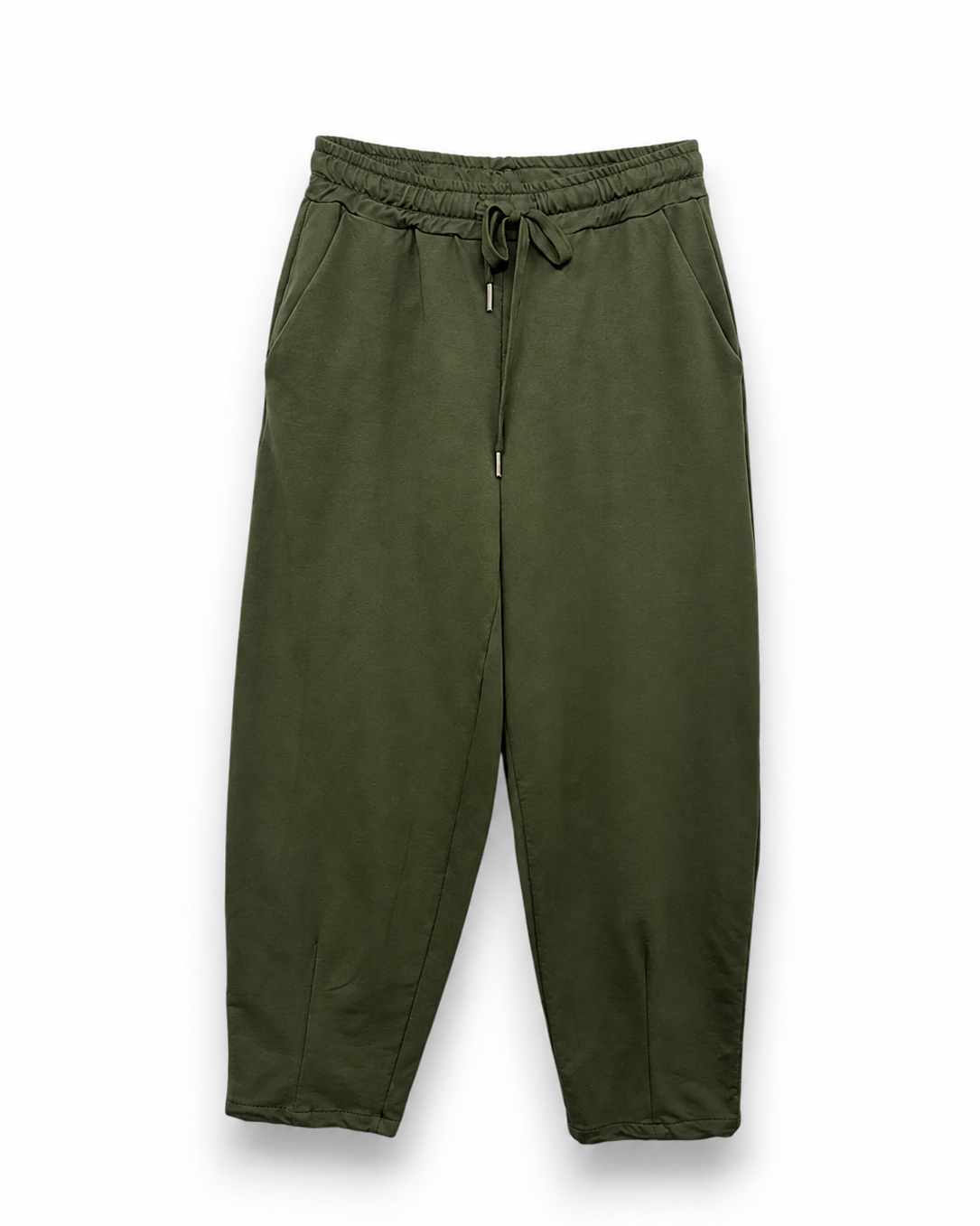 Γυναικείο χακί jogger παντελόνι από φούτερ σε carrot γραμμή με λάστιχο, κορδόνι και πλαϊνές τσέπες, flat lay μπροστά

