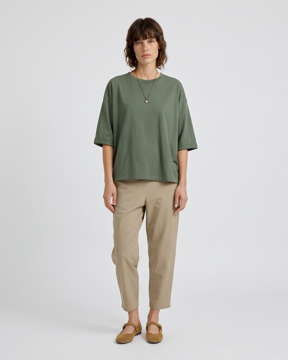 Γυναικεία χακί oversized μπλούζα με στρογγυλή λαιμόκοψη, ολόσωμη εμφάνιση με μπεζ παντελόνι
