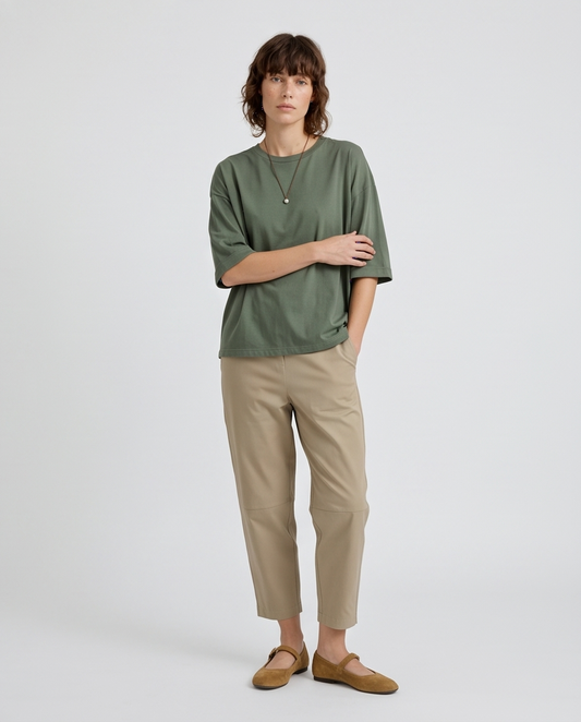 Γυναικεία χακί oversized μπλούζα με στρογγυλή λαιμόκοψη, χαλαρή σιλουέτα, πλάγια όψη
